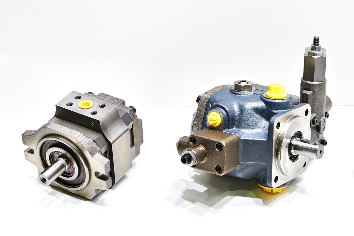 Zwei verstellbare Axialkolben-Hydraulikpumpen auf einer Industrieausstellung