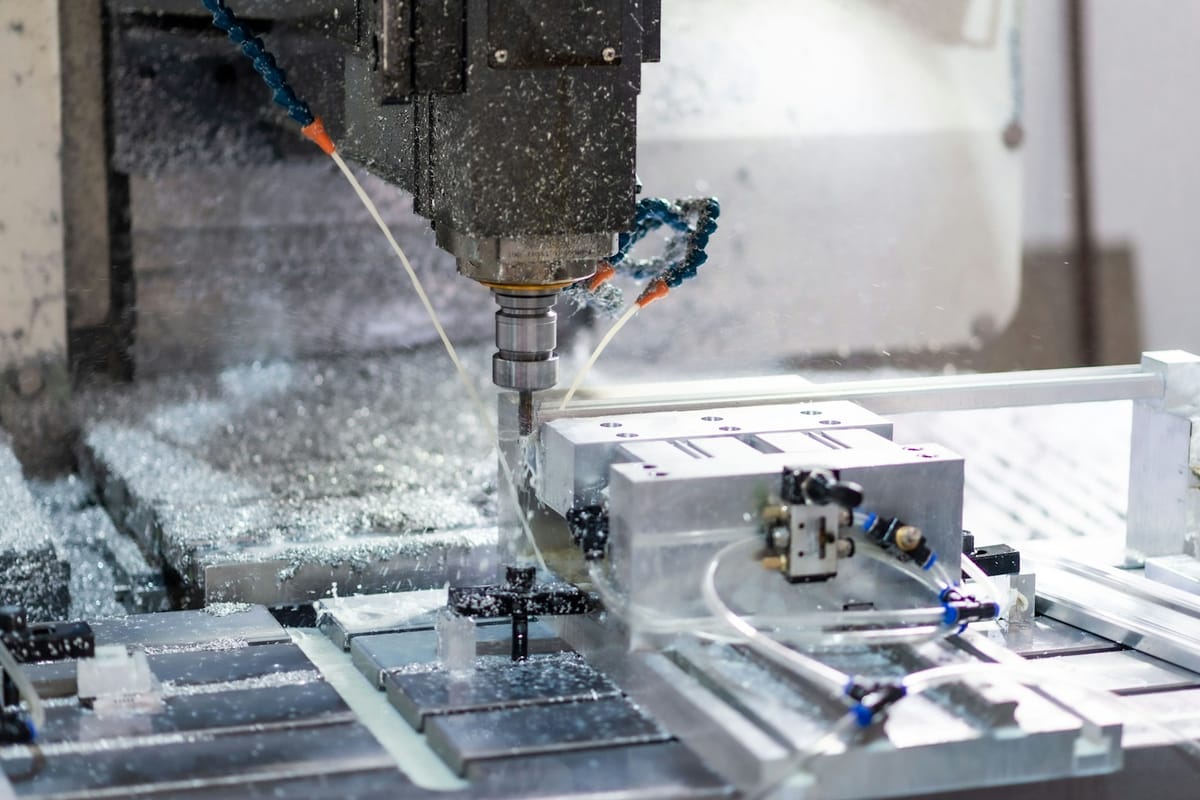 Industriemaschine bzw. Maschinenanlage in einer Produktionshalle