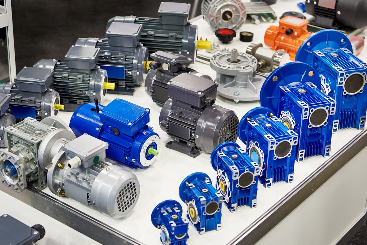 Elektromotoren und Schneckengetriebe auf einer Industrieausstellung
