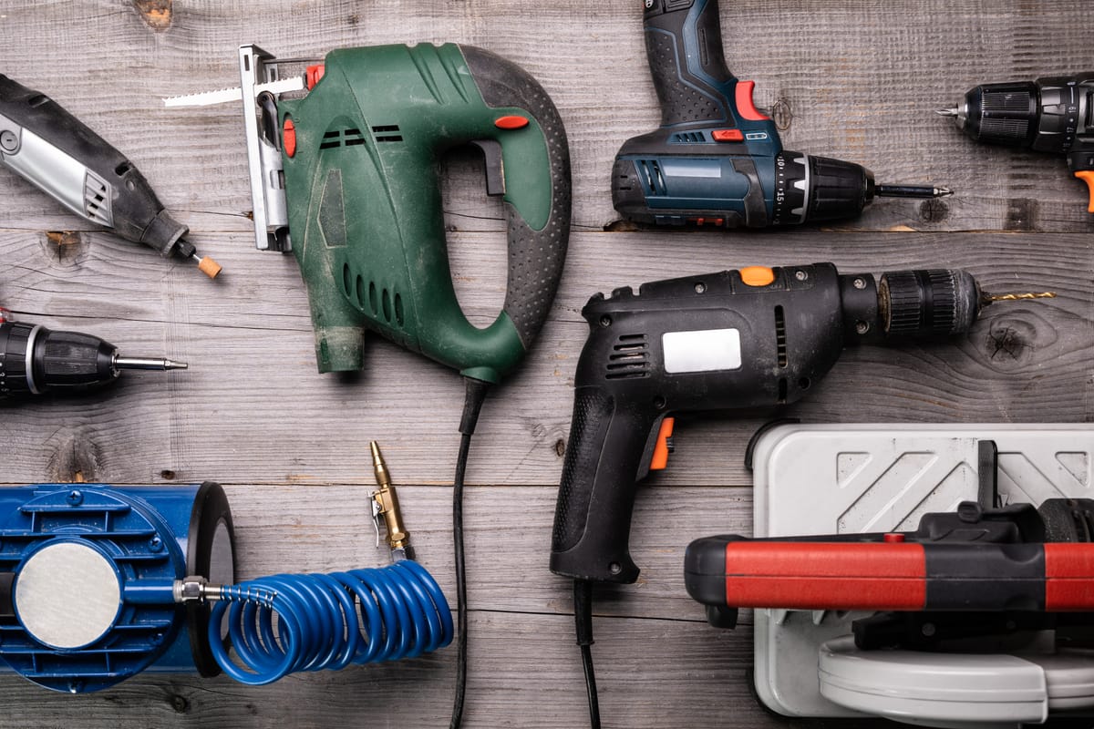 Elektrische Handwerkzeuge in einer Reparaturwerkstatt