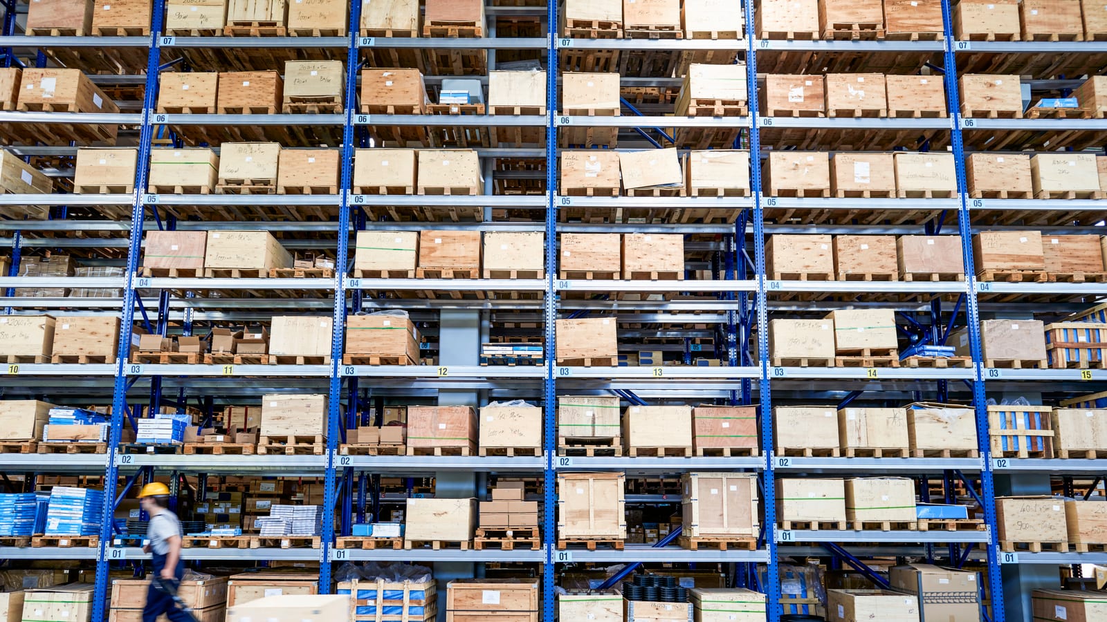 Kartonierte Industriewaren in einem Lagerregal